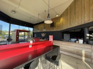 Coworking bureau voor klanten van Valck Profile Haacht die tijdens het wachten graag verderwerken.